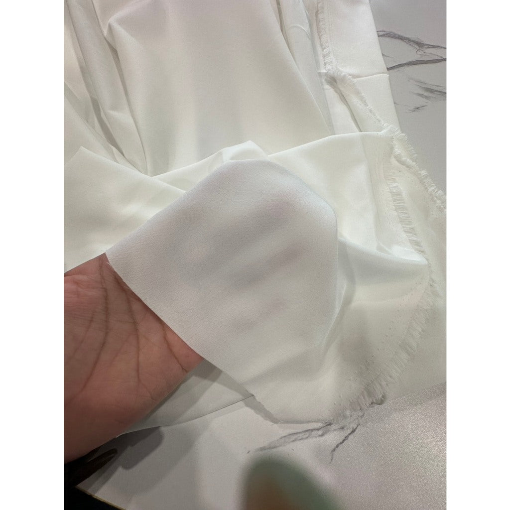 ผ้าไหมอิตาลีสีพื้น สีขาว เนื้อผ้านุ่ม พลิ้ว ใส่สบาย นำไปพิมพ์เนื้อสีติดสวย ขนาด 1 เมตร  พร้อมส่ง